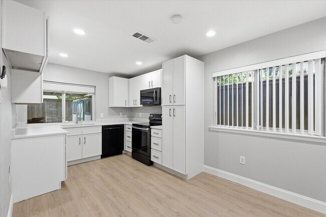 Building Photo - 2132 Bordeaux Dr