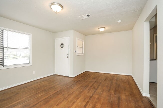 Building Photo - New Year. New Keys! Spacious 4 Bed / 2 Bath in Channelview - Move In Ready