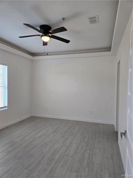 Building Photo - 901 E Yuma Ave