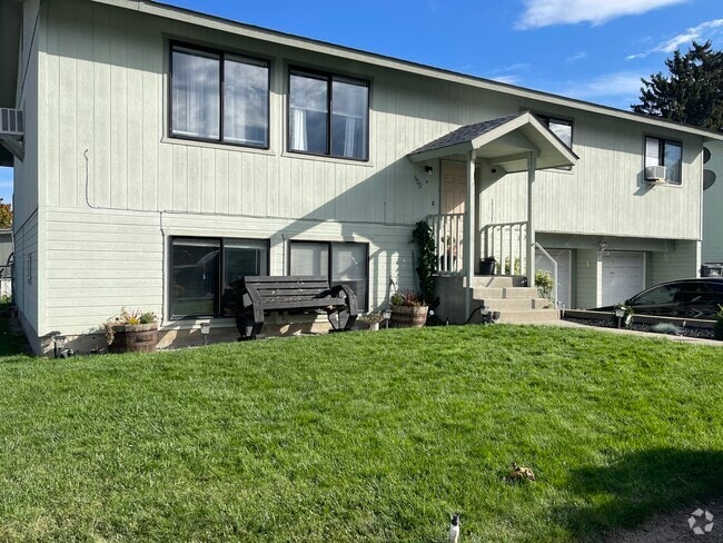 Building Photo - 609 Princeton Ave N