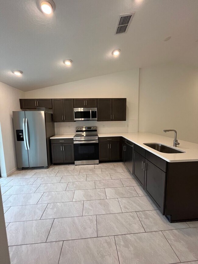 Building Photo - NEWER Duplex 4 Bed 2 bath on Cul-de-sac!!!