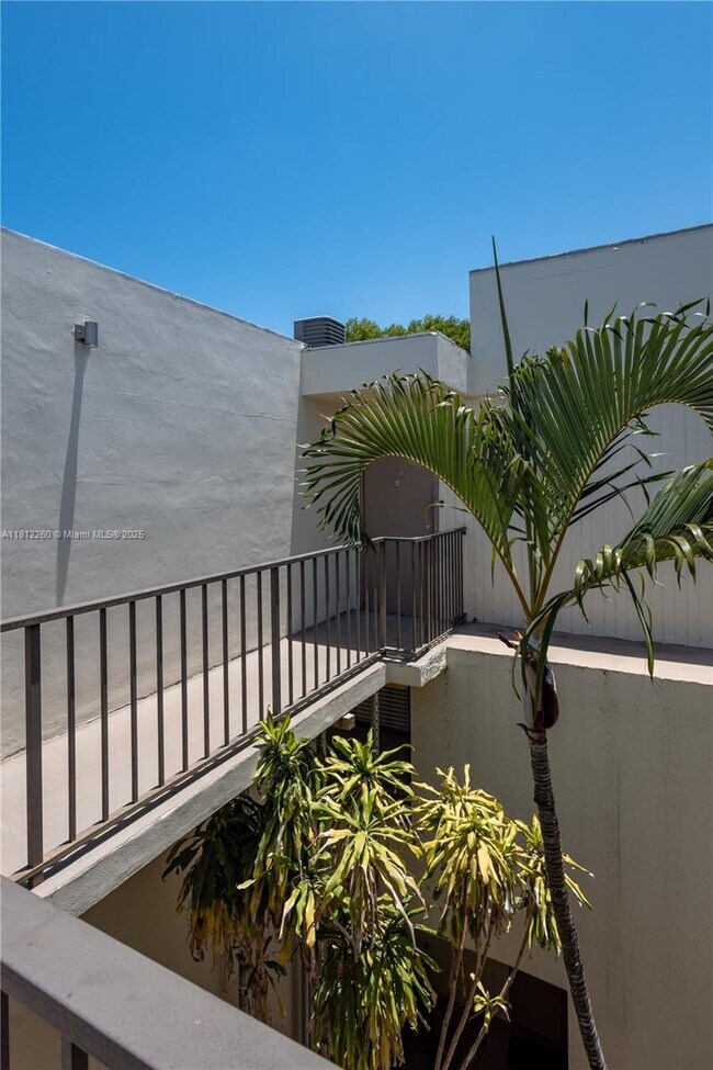 Building Photo - 20350 W Country Club Dr