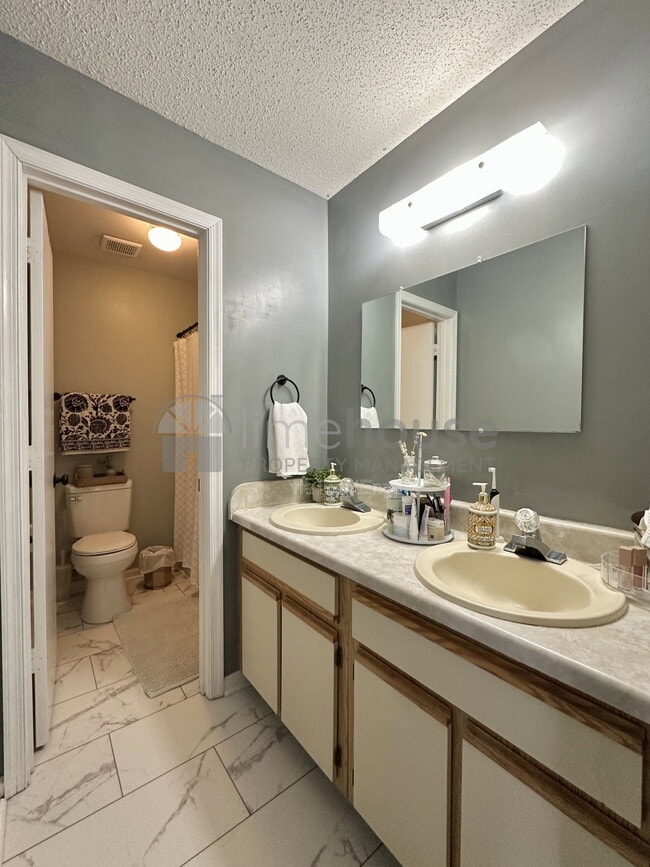 Building Photo - 828 23rd St