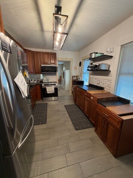 Building Photo - 323 S Janesville St