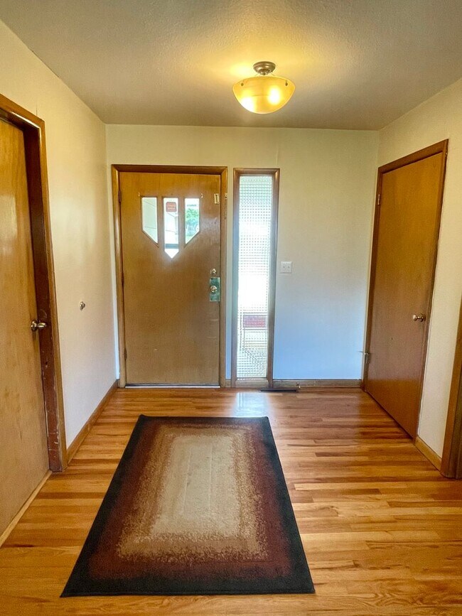 Building Photo - Furnished 3 bedroom/2bath close to Garden of the Gods