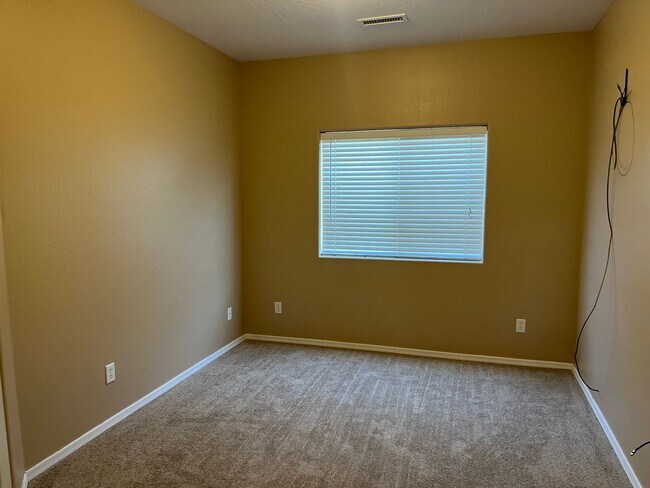 Building Photo - Spacious Three Bedroom Home in Granville R...