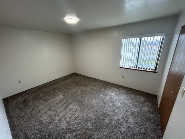 Building Photo - 2 bedroom 1 bath, 2nd floor apartment - Balcony & Central Heat & A/C