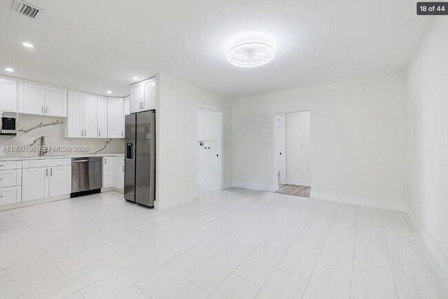 Building Photo - 865 W 72nd Pl