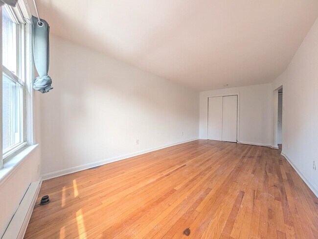 Building Photo - 335 3rd St