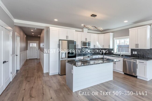 Building Photo - 1213 Rd F .2 NE