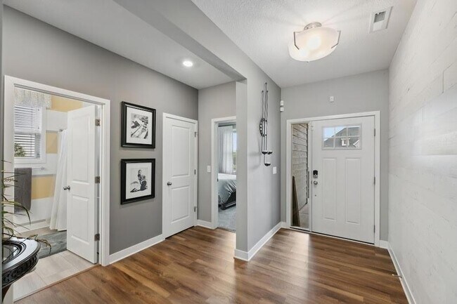 Building Photo - 9337 Bridle Way