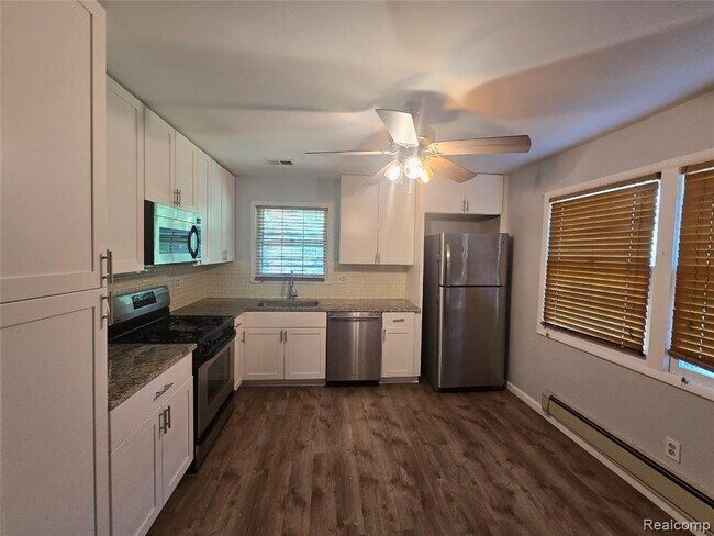 Building Photo - 2951 Hill Dr