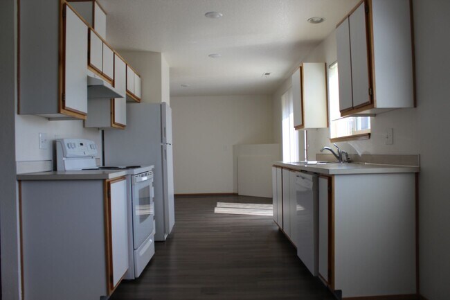 Building Photo - 4 bedroom 2 bath family home in quiet Scappoose neighborhood