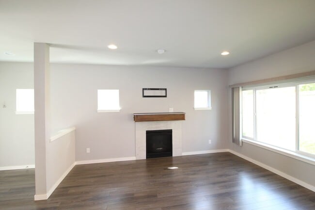 Building Photo - 1733 SW Cooper Way