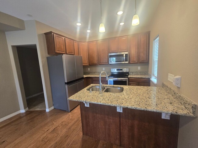 Building Photo - 2421 Ridge Top Dr