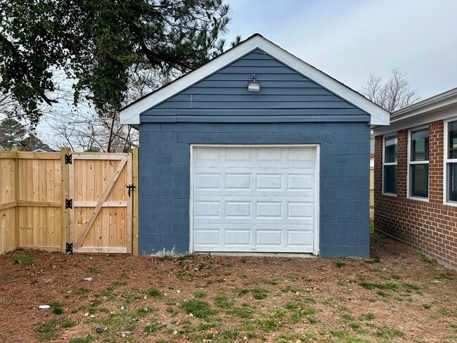 Building Photo - 3001 Guenevere Dr