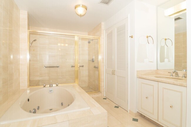 Building Photo - Spacious Condo, Exclusive Building - Honolulu