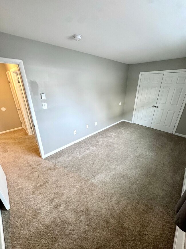 Building Photo - 828 N Sherman St