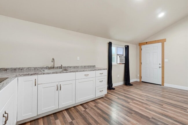 Building Photo - 910 Kaweah St