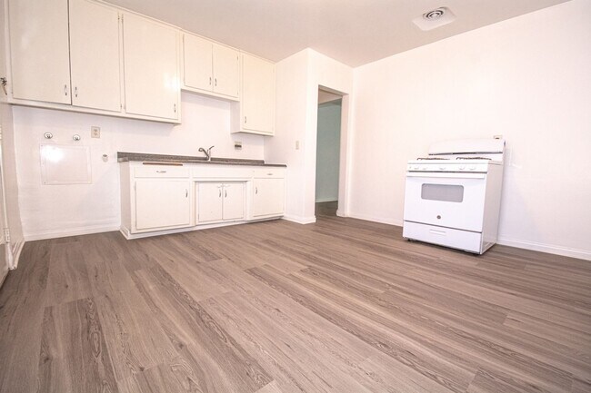 Building Photo - 306 N Azusa Ave