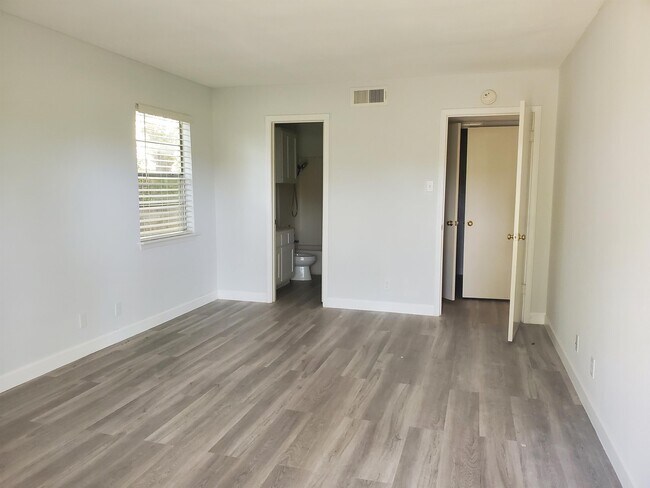 Building Photo - 1214 Hi Stirrup