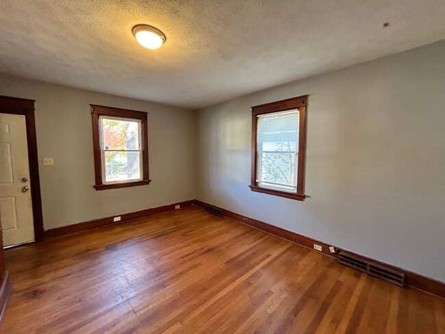 Building Photo - Cozy 2 Bedroom Home in Manchester Availabl...