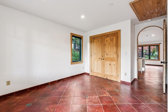 Building Photo - 385 Moraga Ave