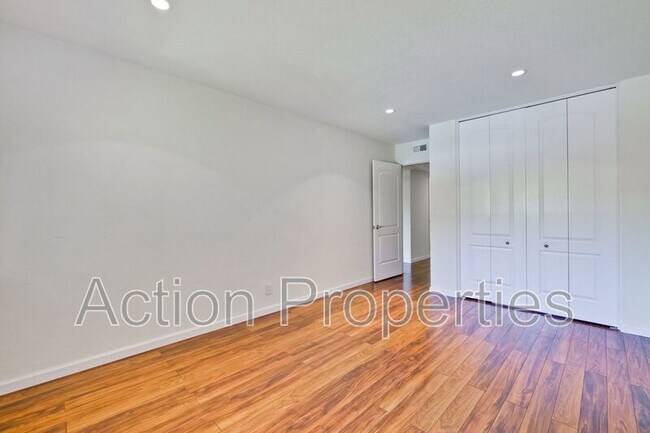 Building Photo - 21 Willow Rd