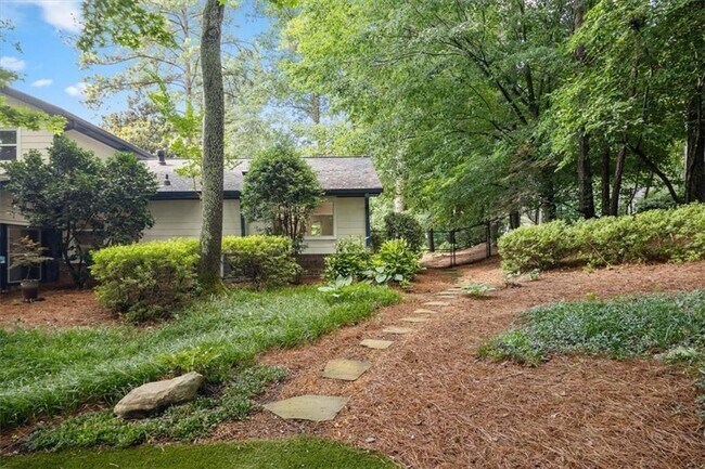 Building Photo - 4989 Kingswood Dr