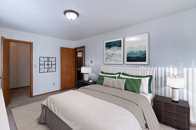 Grand Forks, ND Cedarwood Apartments | Bedroom - Cedarwood