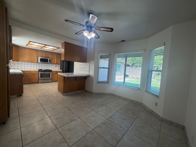 Building Photo - Single story near freeway access and major shopping!