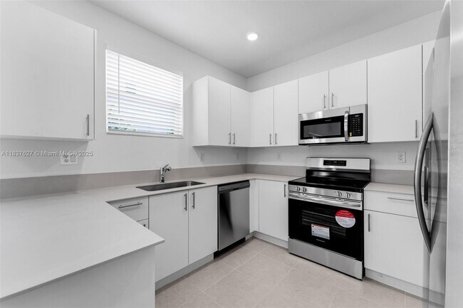 Building Photo - 2442 SE 28th St