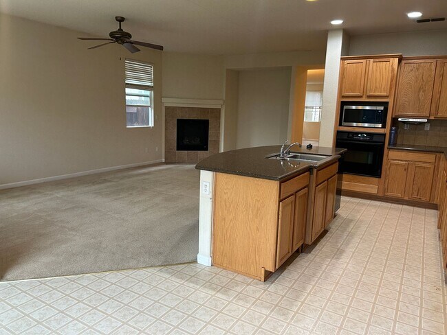 Building Photo - Desirable Location