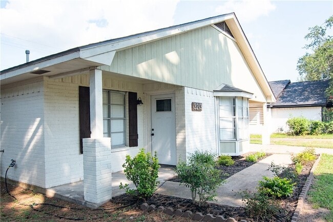 Primary Photo - 3213 Heatherwood Dr