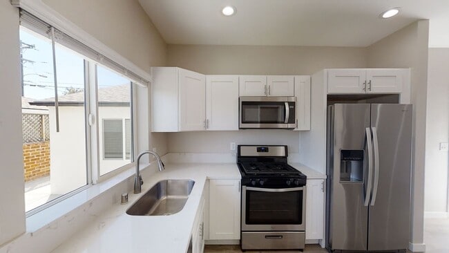 Building Photo - 4BD/2BA with a Balcony!