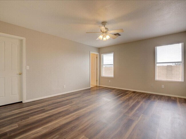 Building Photo - 4 Bedroom 2 Bathroom