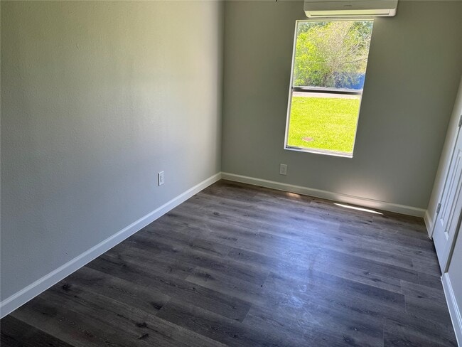 Building Photo - 1915 W Sealy St