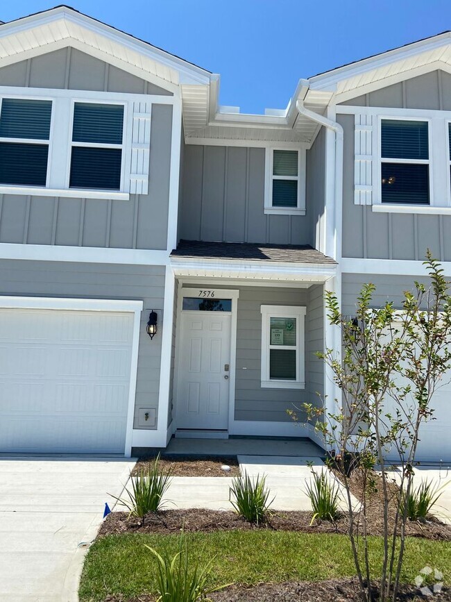 Building Photo - COMMUNITY POOL! Close to Navy base, beach,...