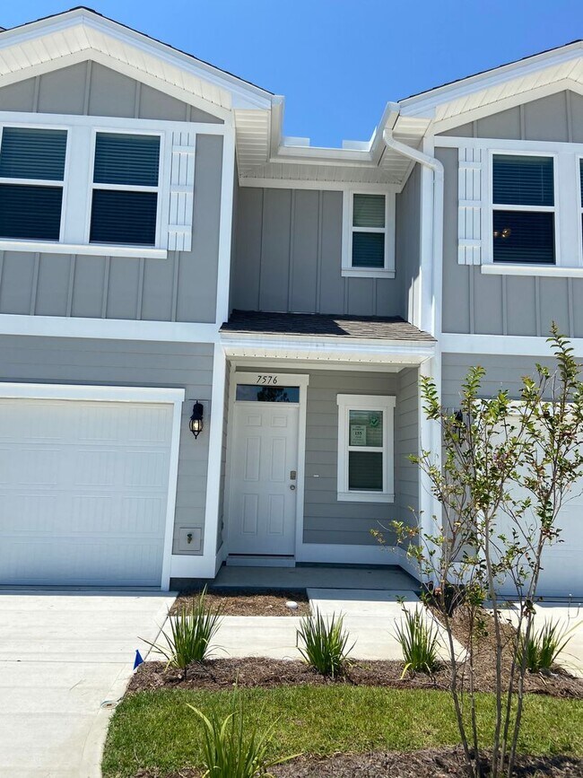 Building Photo - COMMUNITY POOL! Close to Navy base, beach,...