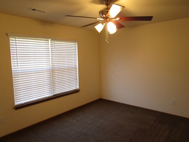 Building Photo - 707-707 Glenstone Dr