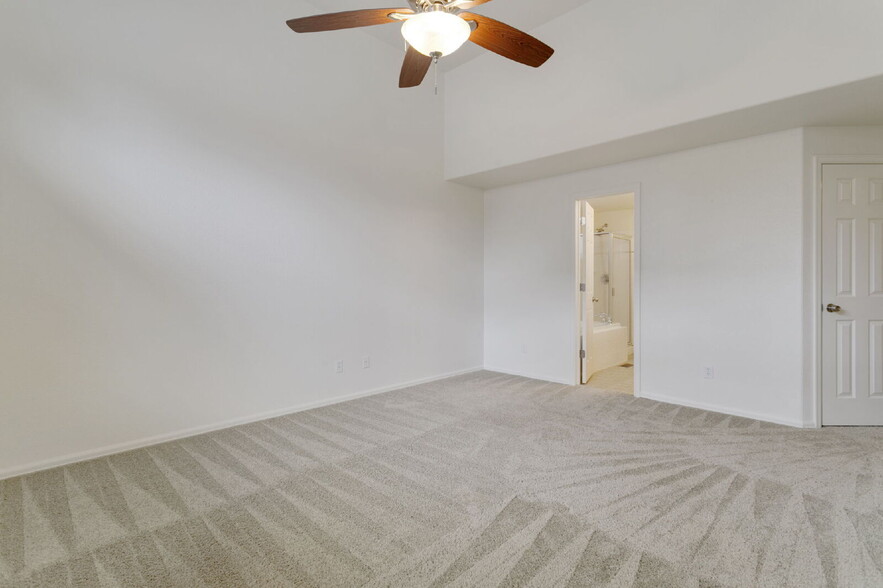 Building Photo - 4-Bedroom Home with Main-Level Suite, Gran...
