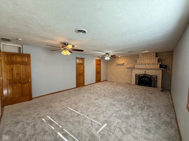 Building Photo - 902 E Bunker Hill Rd