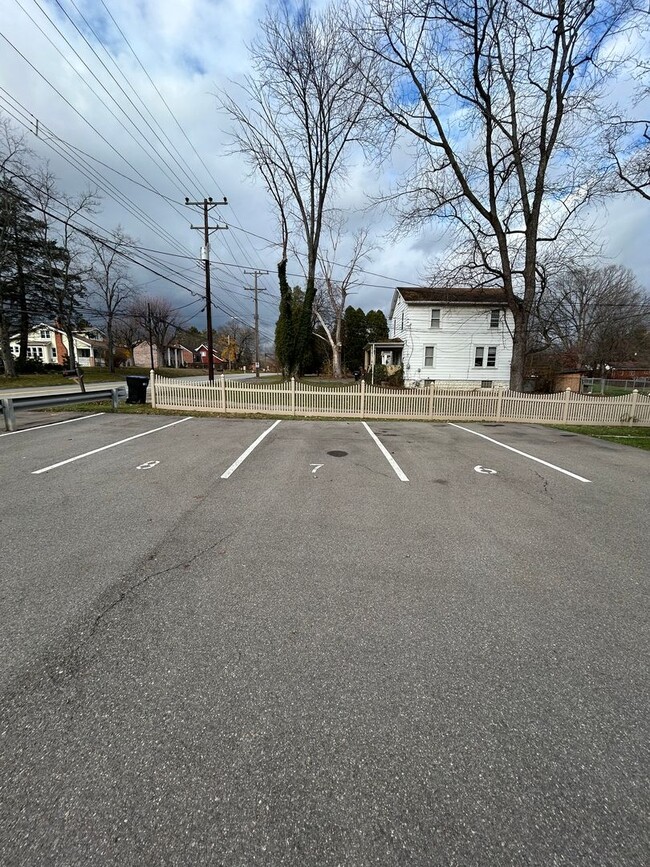 Building Photo - Modern Charm: 2 BR Home with Finished Basement, Pet Friendly, Assigned Parking, and Prime Location!