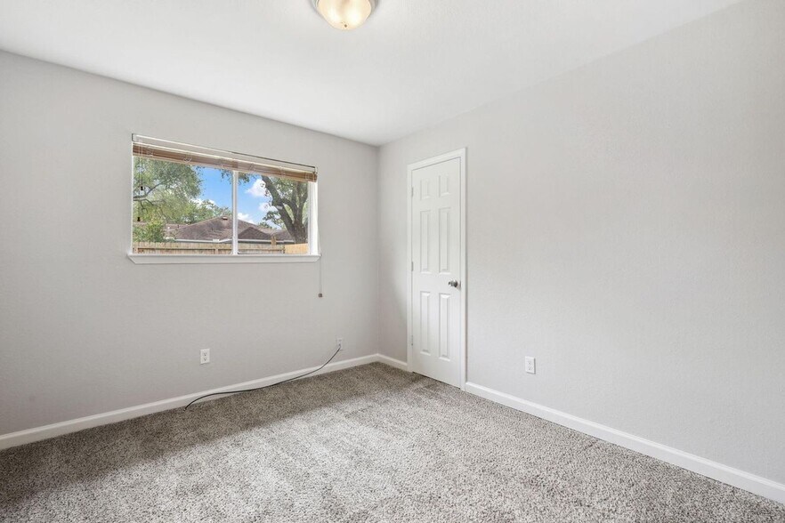 Building Photo - 4023 Broken Elm Dr
