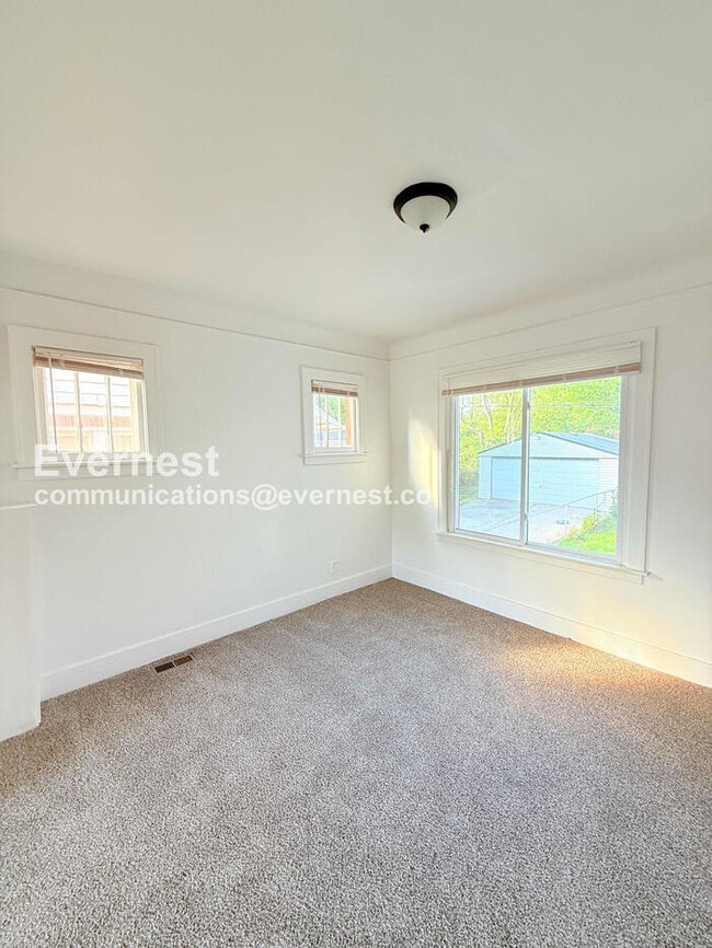 Building Photo - 14393 Strathmoor St