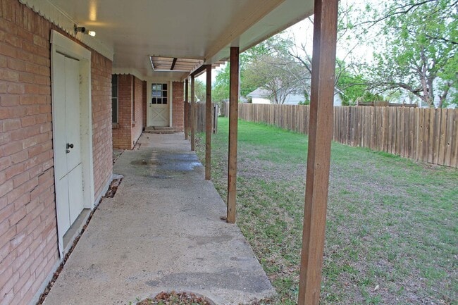 Building Photo - Great 3 Bdrm 1 Bath Home in Sanger Tx