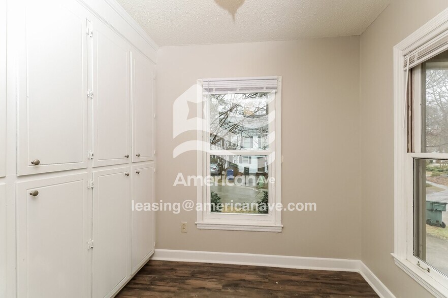 Building Photo - 122 Village Walk