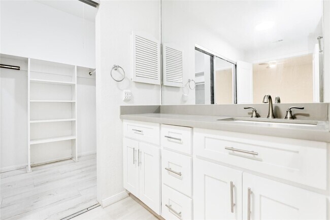 Building Photo - 11711 Memorial Dr