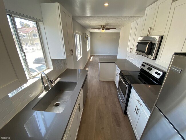 Building Photo - 1208 S Norton Ave