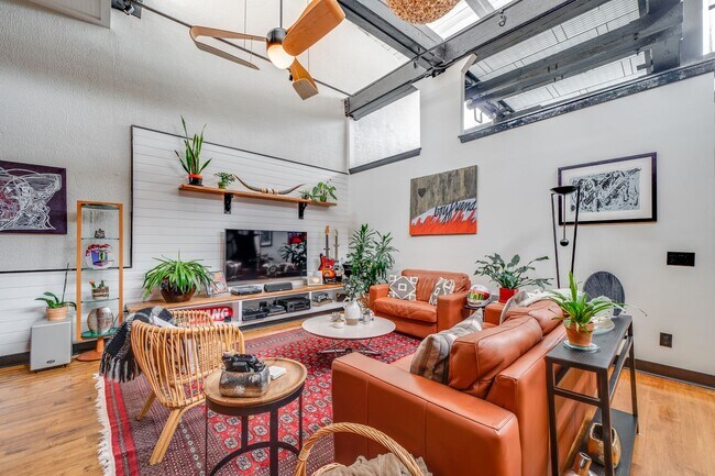 Building Photo - One-of-a-Kind 2BR Condo in Downtown Raleig...